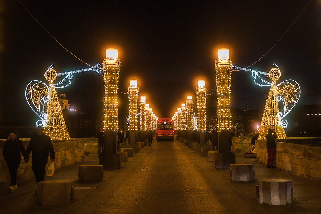 How to Choose the Perfect Decorative Christmas Lighting for Your Space 2 ZGZ PUENTE PIEDRA 00204